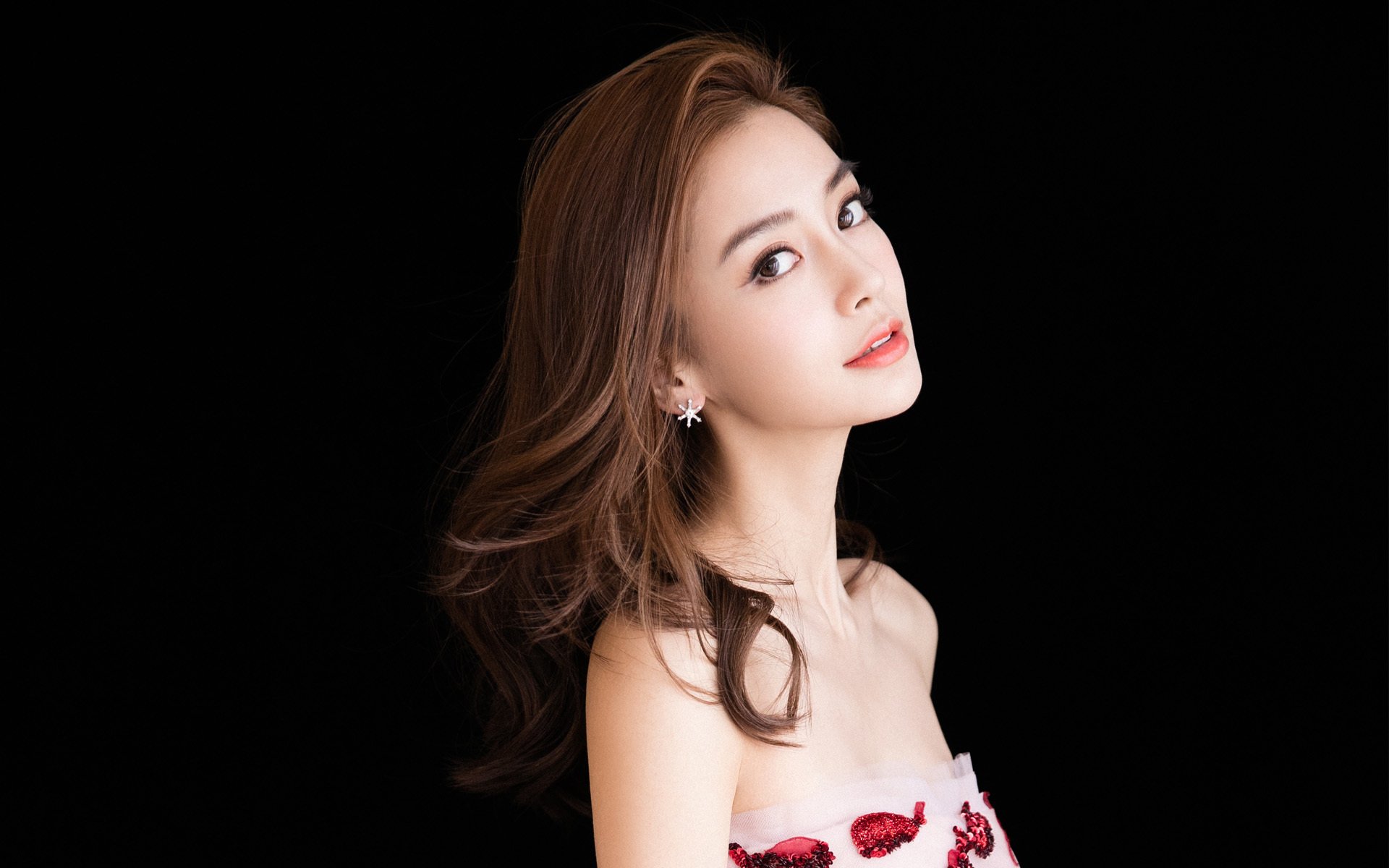 开云官方-德国马术队在2024年欧洲三项赛锦标赛中以“Team Spirit”马匹获得团体银牌，展现强大实力。